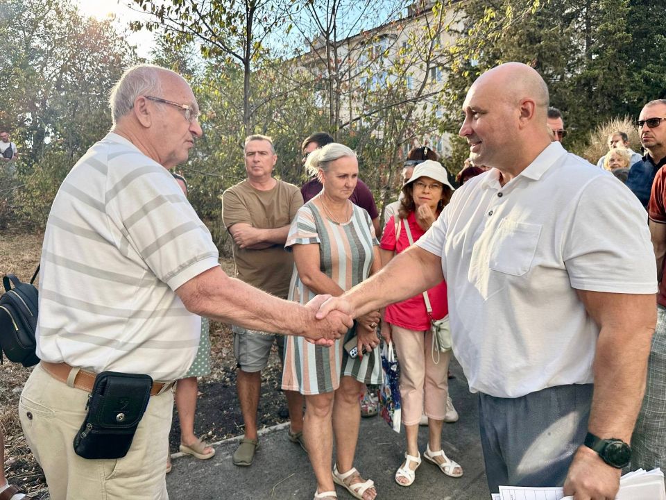 Владимир Немцев: Провёл встречу с жителями улиц Глухова и Вакуленчука для обсуждения финального этапа благоустройства пешеходной сети между домами Глухова, 3 и Вакуленчука, 10 Владимир Немцев: Провёл встречу с жителями улиц Глухова и Вакуленчука для обсуждения финального этапа благоустройства пешеходной сети между домами Глухова, 3 и Вакуленчука, 10