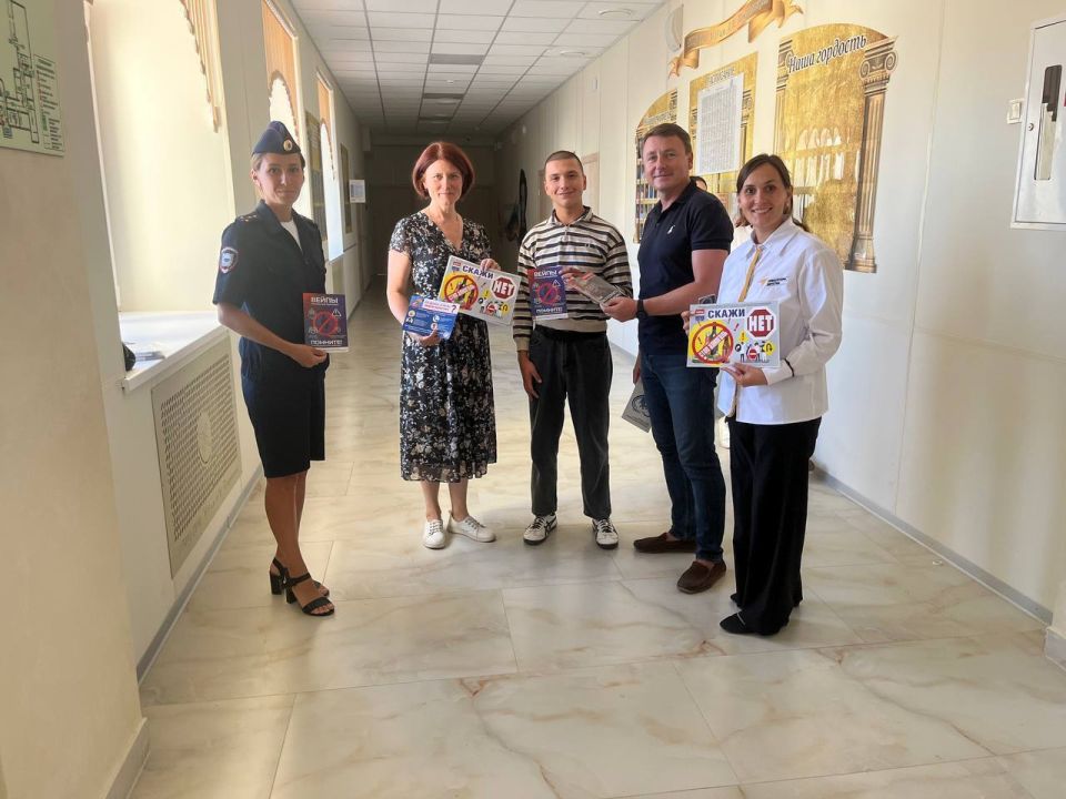 В Севастополе сотрудники наркоконтроля вместе с администрацией Качинского муниципального округа и представителем войсковой части провели рейд по противодействию пропаганде и рекламе наркотиков