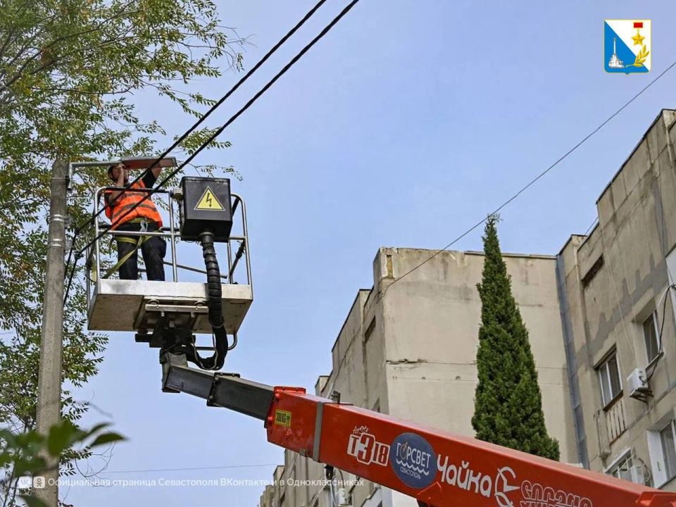 Обновляем освещение. Специалисты «Горсвета» начали модернизировать уличное освещение во дворе на проспекте Победы, 84. Сейчас демонтируют устаревшие светильники и устанавливают 10 новых энергосберегающих фонарей, а также... Обновляем освещение. Специалисты «Горсвета» начали модернизировать уличное освещение во дворе на проспекте Победы, 84. Сейчас демонтируют устаревшие светильники и устанавливают 10 новых энергосберегающих фонарей, а также...