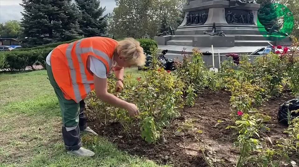 То, что обычно скрыто от глаз: специалисты «Парков и скверов» поддерживают красоту