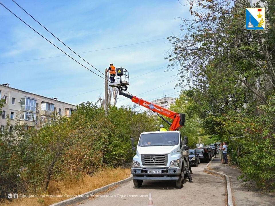Во дворе на проспекте Победы, 84 начала обновлять уличное освещение