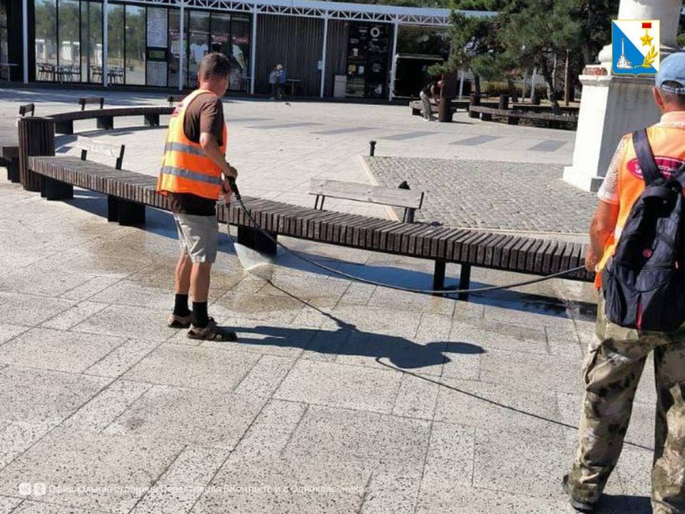 Сотрудники «Парков и скверов» сегодня приводили в порядок парк «Учкуевка» — там помыли пешеходные дорожки, теневые навесы и скамейки