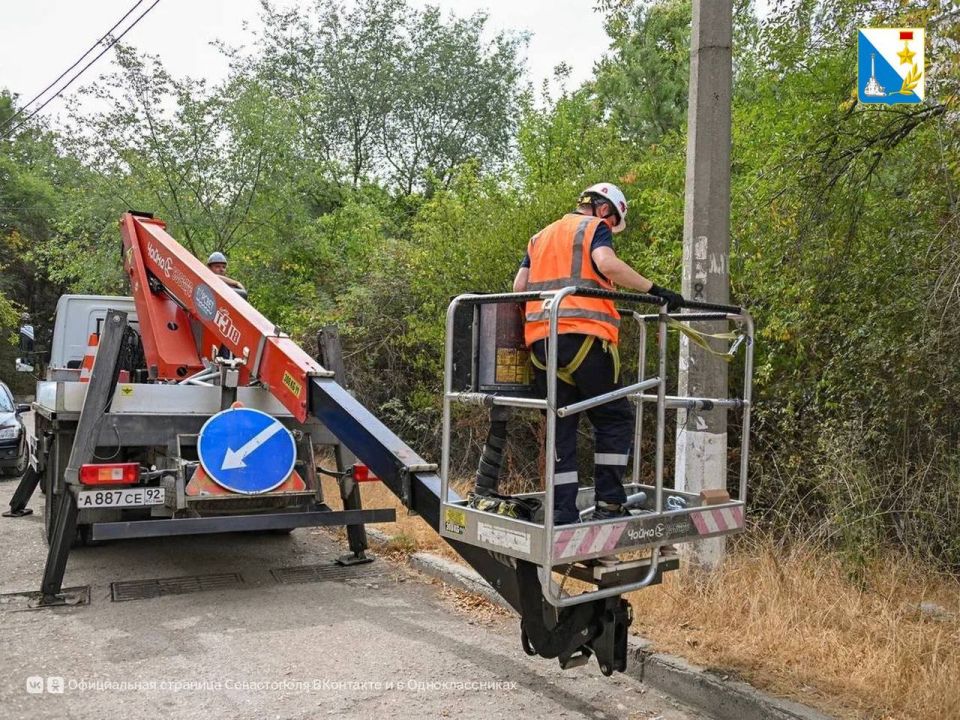 Обновляем освещение. Специалисты «Горсвета» начали модернизировать уличное освещение во дворе на проспекте Победы, 84. Сейчас демонтируют устаревшие светильники и устанавливают 10 новых энергосберегающих фонарей, а также... Обновляем освещение. Специалисты «Горсвета» начали модернизировать уличное освещение во дворе на проспекте Победы, 84. Сейчас демонтируют устаревшие светильники и устанавливают 10 новых энергосберегающих фонарей, а также...