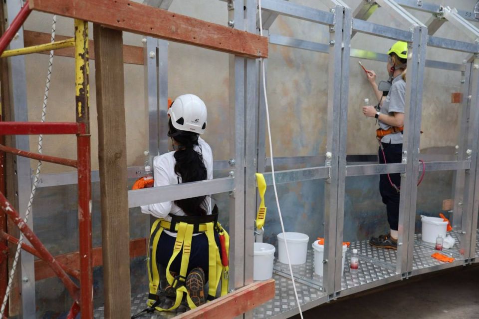 Реставраторы за делом. Специалисты Всероссийского художественного научно-реставрационного центра имени академика И.Э. Грабаря восстанавливают полотно Панорамы «Оборона Севастополя 1854–1855 гг», рассказали в Музее обороны...