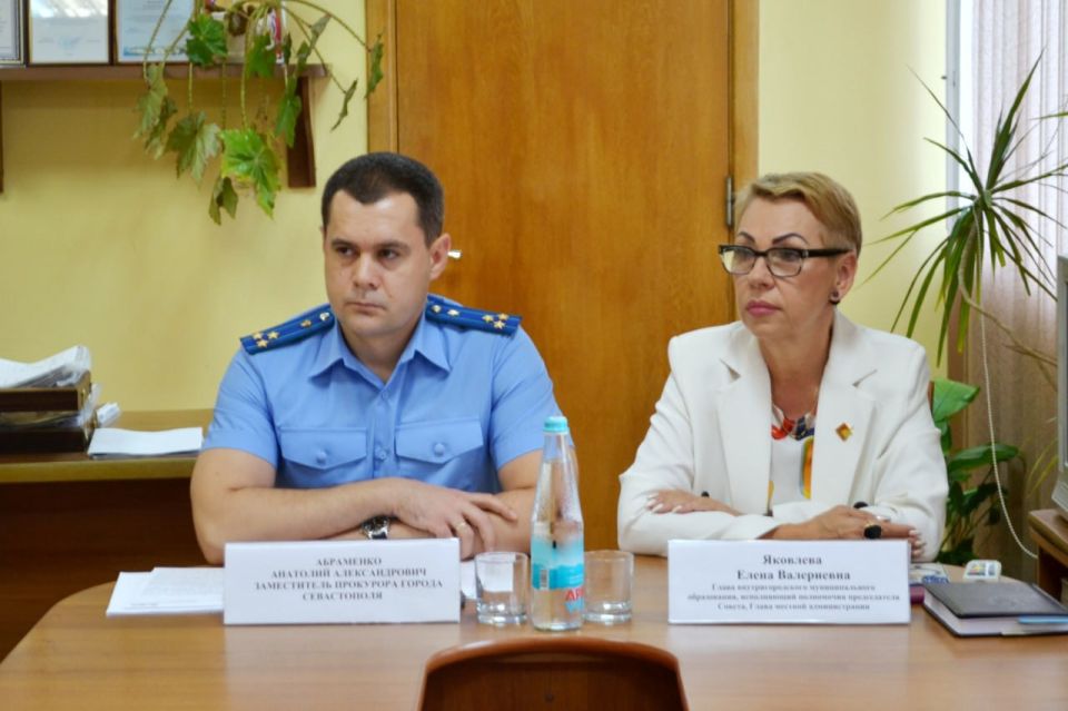Сегодня, 18 сентября 2025 года, заместитель прокурора города Севастополя Анатолий Абраменко провел выездной личный прием жителей Гагаринского района