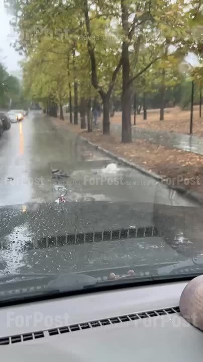 Ливневки в сквере Курсантов превратились в фонтаны