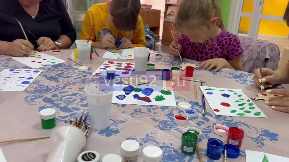 В библиотеке-филиале №3 проходит мастер-класс для семей участников СВО