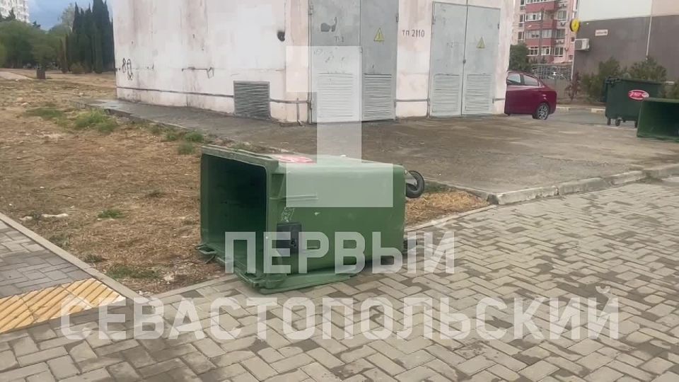 На Античном ветер разбросал мусорные баки и снес дорожный знак