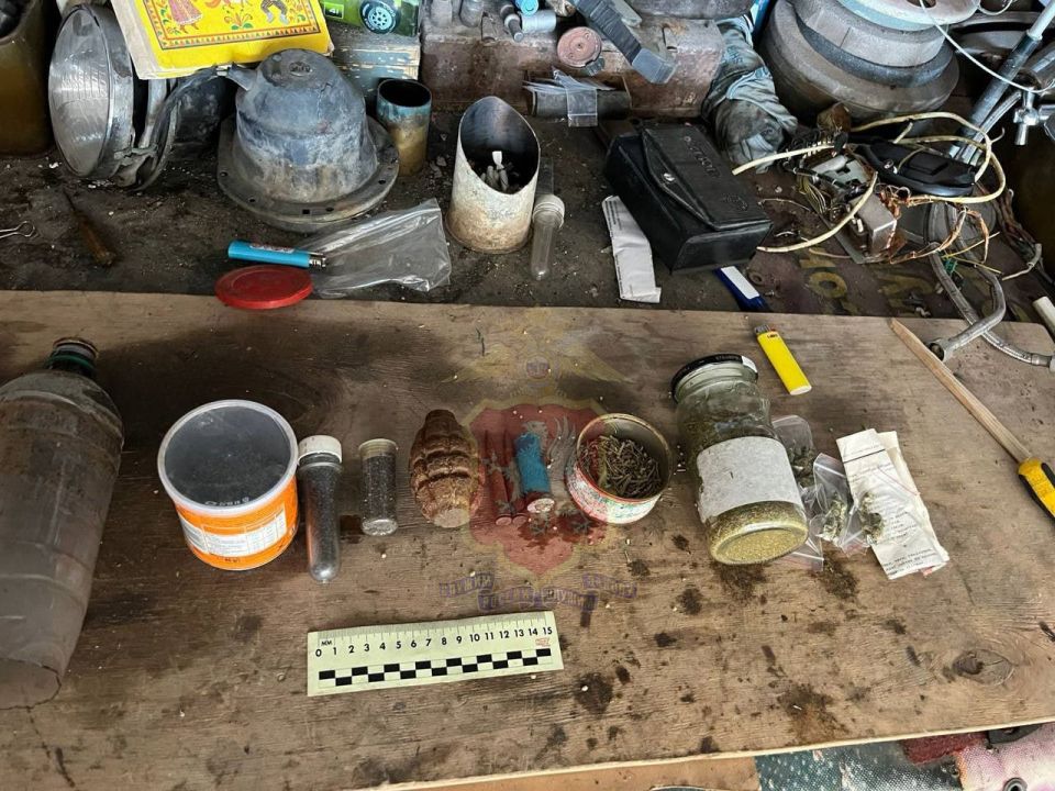 Житель Севастополя собрал в гараже криминальное "комбо"