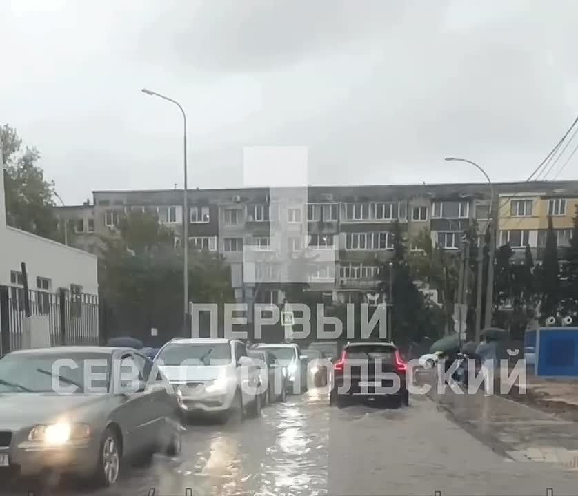 Дорогу возле школы в Казачьей бухте вновь затопило