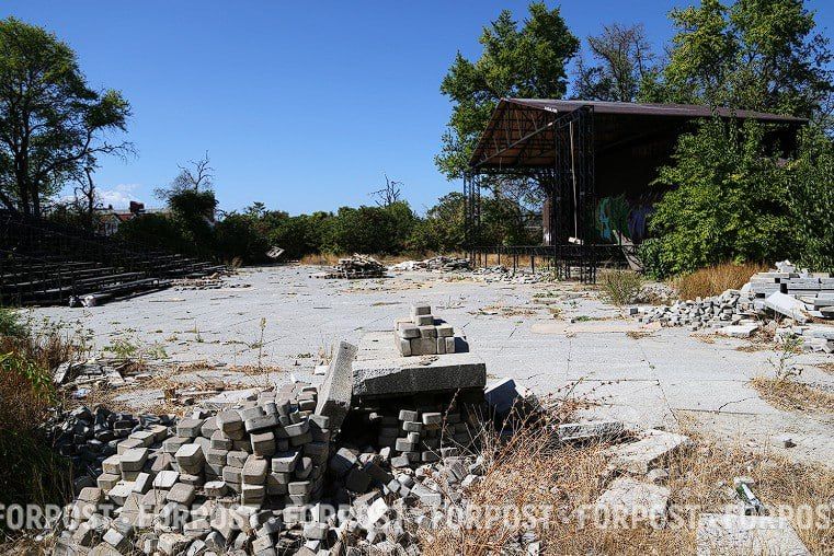 Сцена Исторического бульвара сегодня может служить декорацией для антиутопий в стиле «Безумного Макса»