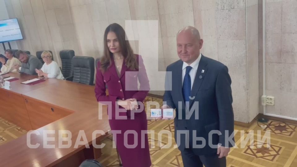 Михаилу Развожаеву вручили удостоверение губернатора Севастополя