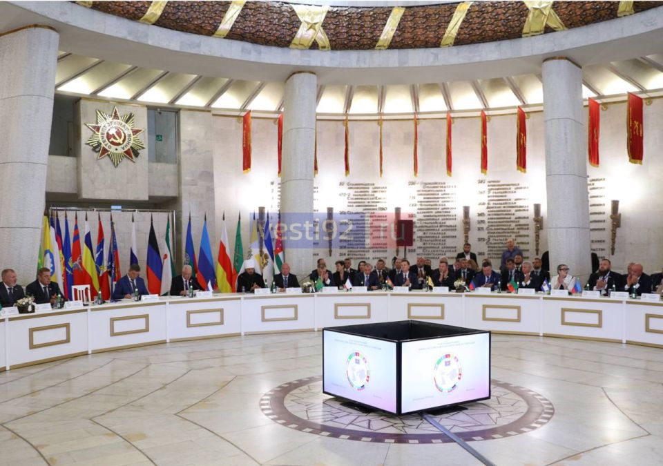 Кадры заседания Конференции Южно-Российской Парламентской Ассоциации в Волгограде с участием депутатов из Севастополя