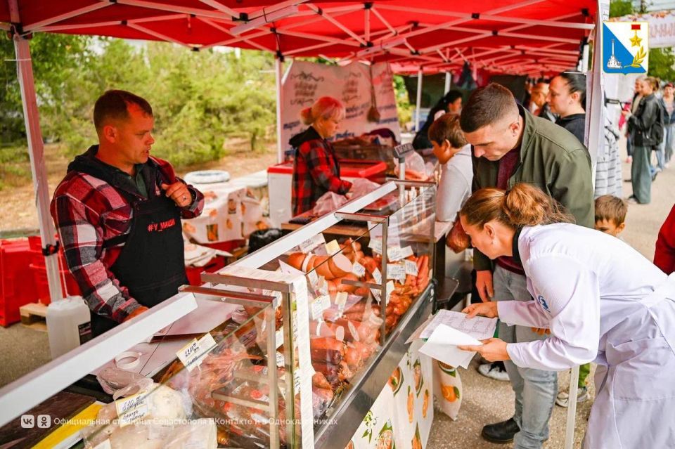 Все на ярмарку!. С 19 по 21 сентября на площади 50-летия СССР проходит ярмарка «Севастопольская» — в этот раз сюда приехали более 25 производителей южных регионов, в том числе — из исторических регионов России Все на ярмарку!. С 19 по 21 сентября на площади 50-летия СССР проходит ярмарка «Севастопольская» — в этот раз сюда приехали более 25 производителей южных регионов, в том числе — из исторических регионов России