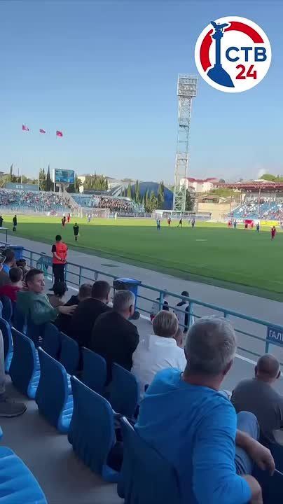 Атмосфера на стадионе —. Болельщики активно пождердивают наших футболистов