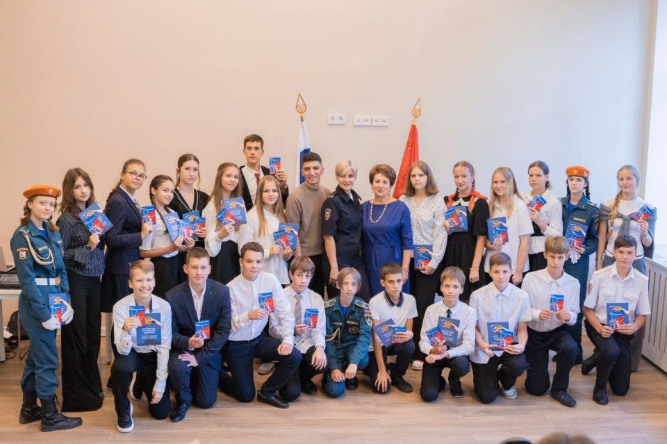 Ко Дню зарождения российской государственности юным севастопольцам торжественно вручили паспорта