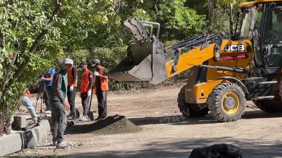 Идёт ремонт пешеходной сети на улице Маршала Геловани, 30