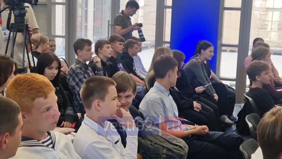 В Музее Античности и Византии в Новом Херсонесе прямо сейчас проходит интерактивная встреча ветерана спецоперации Николая Мищенкова со школьниками