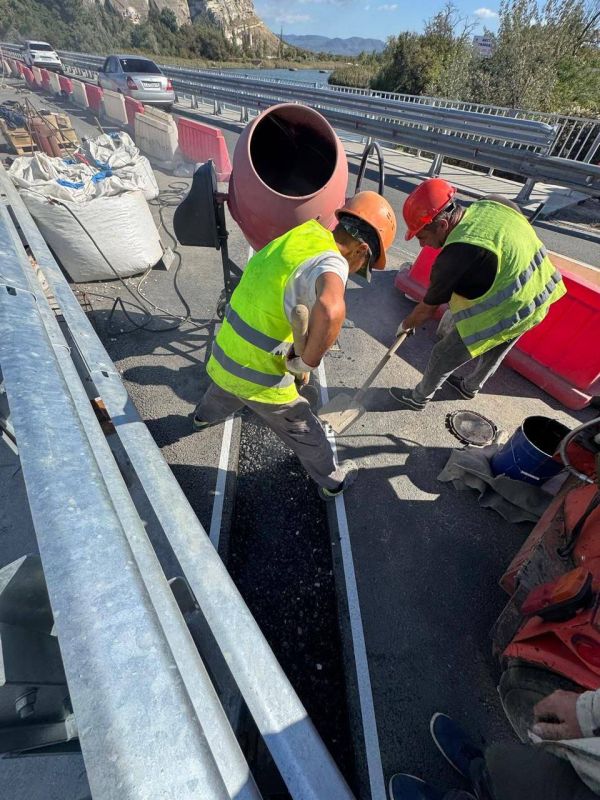 Вот так на мосту через речку Черная в Инкермане обустраивают деформационные швы закрытого типа в полотне моста