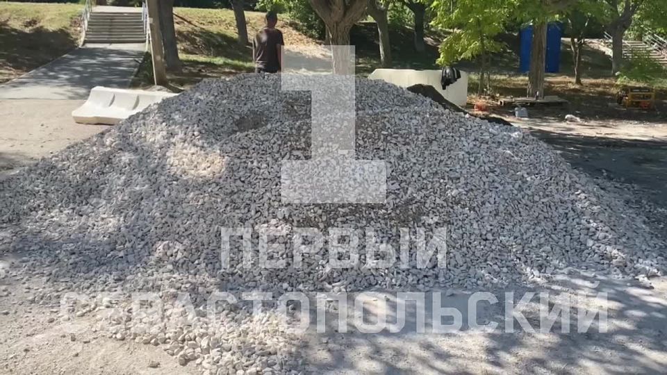 На ул. Маршала Геловани, 30 ремонтируют пешеходную сеть