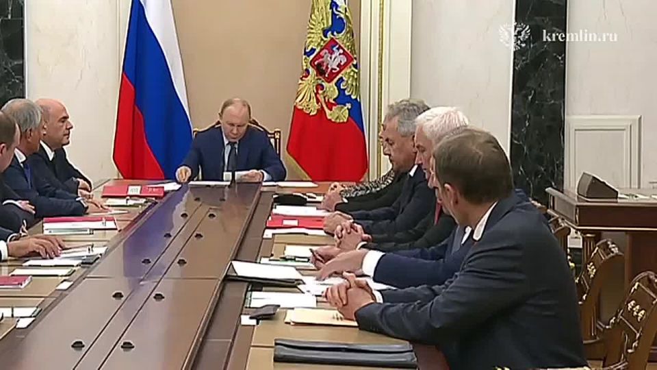 Путин проводит оперативное совещание с постоянными членами Совбеза