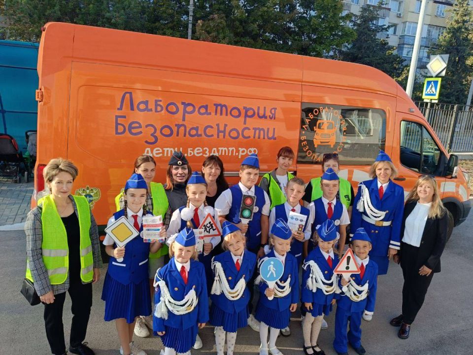 Севастопольские Госавтоинспекторы совместно с ЮИДовцами и «Родительским патрулём» напомнили юным пешеходам о важности соблюдения ПДД