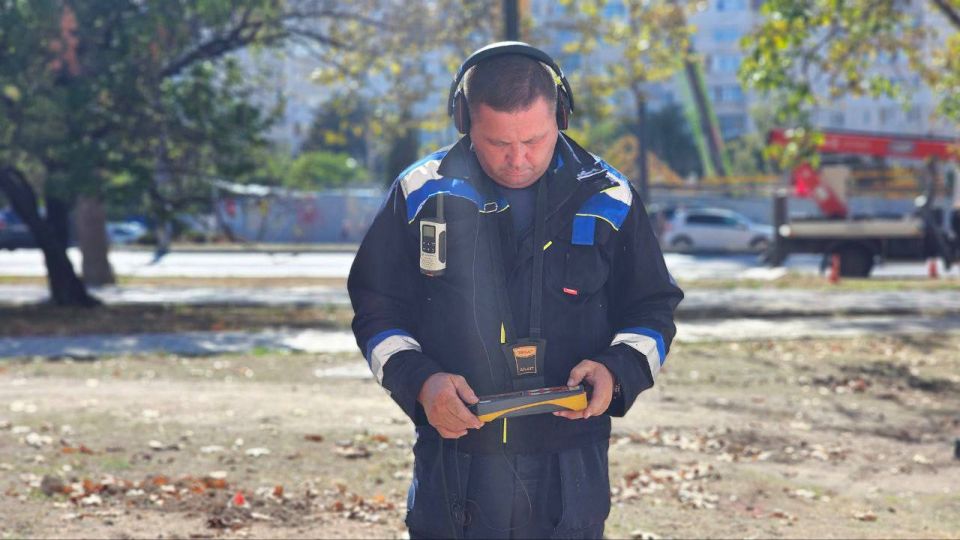 На проспекте Октябрьской Революции специалисты «Горсвета» проводят поиск повреждений подземных кабельных линий с помощью электротехнической лаборатории На проспекте Октябрьской Революции специалисты «Горсвета» проводят поиск повреждений подземных кабельных линий с помощью электротехнической лаборатории