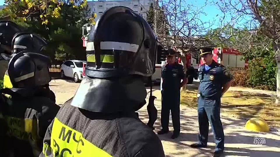 Севастопольские пожарные тушили условный пожар в многоэтажке