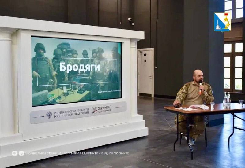 Молодежи в пример. Старшеклассники из нескольких школ Севастополя в рамках всероссийского проекта «Связующая нить» встретились с участником СВО Николаем Мищенковым