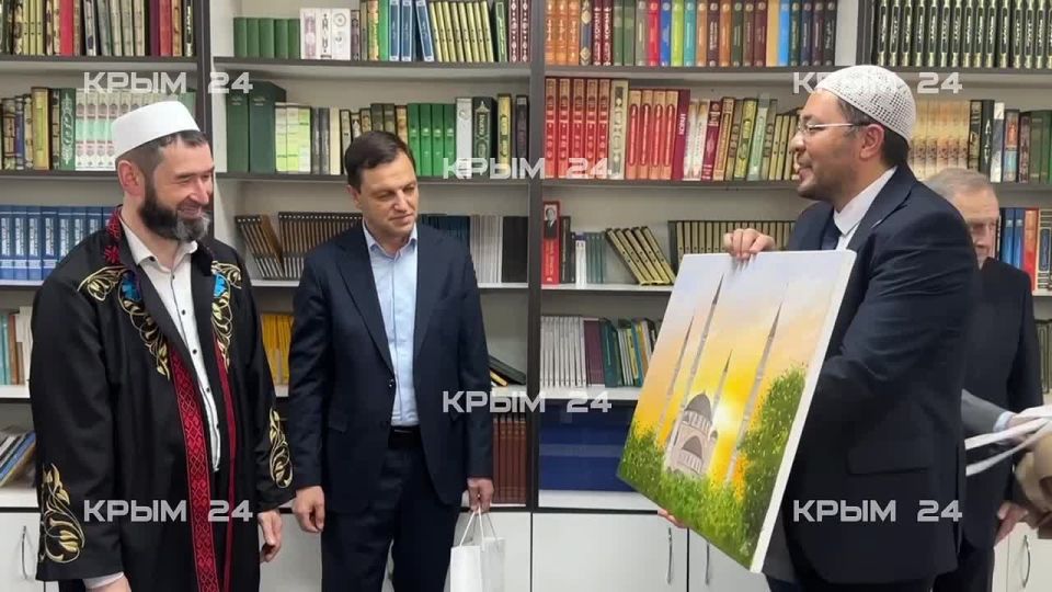 Духовному управлению мусульман в Республике Беларусь подарили картину с изображением крымской Соборной мечети