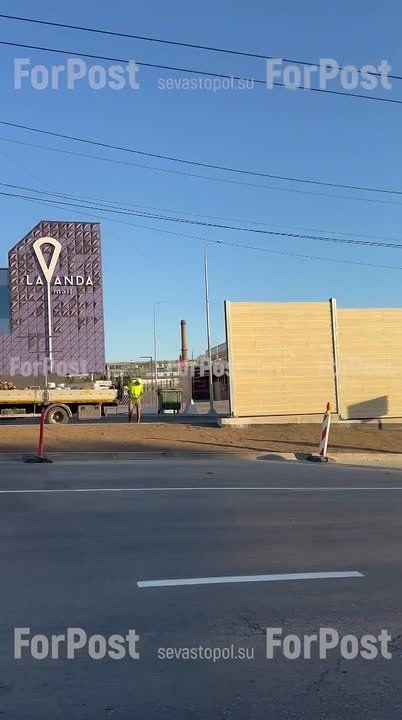 #Нам_пишут. Почему по всему городу устанавливаются неэстетичные заборы с непонятным функционалом? Разве есть статистика по нарушению перехода улиц в неположенных местах, например, по улице Вакуленчука с обеих сторон? По всей...