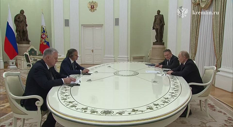Путин поблагодарил гендиректора МАГАТЭ Гросси за конструктивное взаимодействие