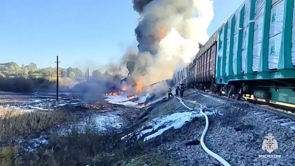 Смоленская транспортная прокуратура проводит проверку в связи с возгоранием ж/д вагонов с грузом