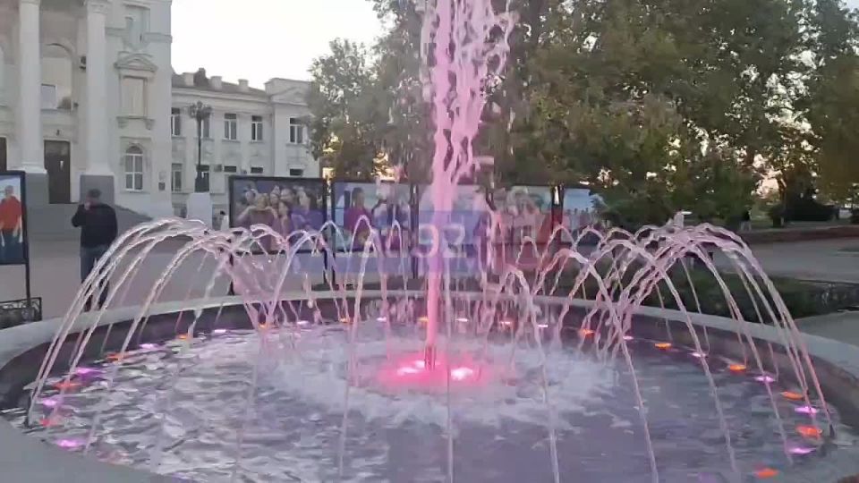 Проверка модернизированного фонтана напротив Дворца детского и юношеского творчества