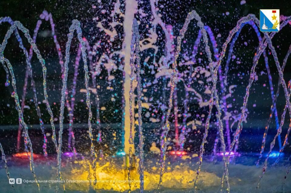 Фонтану напротив дворца детского и юношеского творчества добавили новых красок Фонтану напротив дворца детского и юношеского творчества добавили новых красок