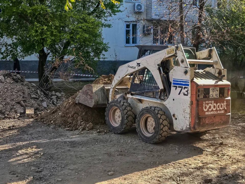 Ремонтируем пешеходные сети на проспекте Генерала Острякова и улице Маршала Геловани Ремонтируем пешеходные сети на проспекте Генерала Острякова и улице Маршала Геловани