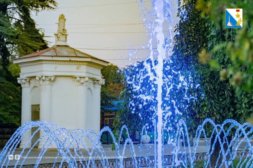 Фонтану напротив дворца детского и юношеского творчества добавили новых красок Фонтану напротив дворца детского и юношеского творчества добавили новых красок