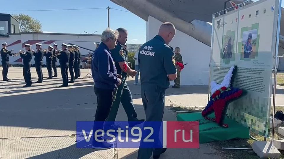 В Севастополе в парке «Патриот» почтили память двух сотрудников севастопольского управления МЧС майора внутренней службы Сергея Иванова и прапорщика Решата Медиева