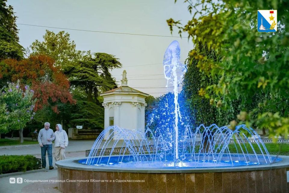 Фонтану напротив дворца детского и юношеского творчества добавили новых красок Фонтану напротив дворца детского и юношеского творчества добавили новых красок