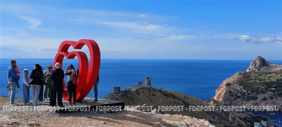 Эти «милые сердца» установили над Балаклавой накануне Дня туриста (27 сентября)