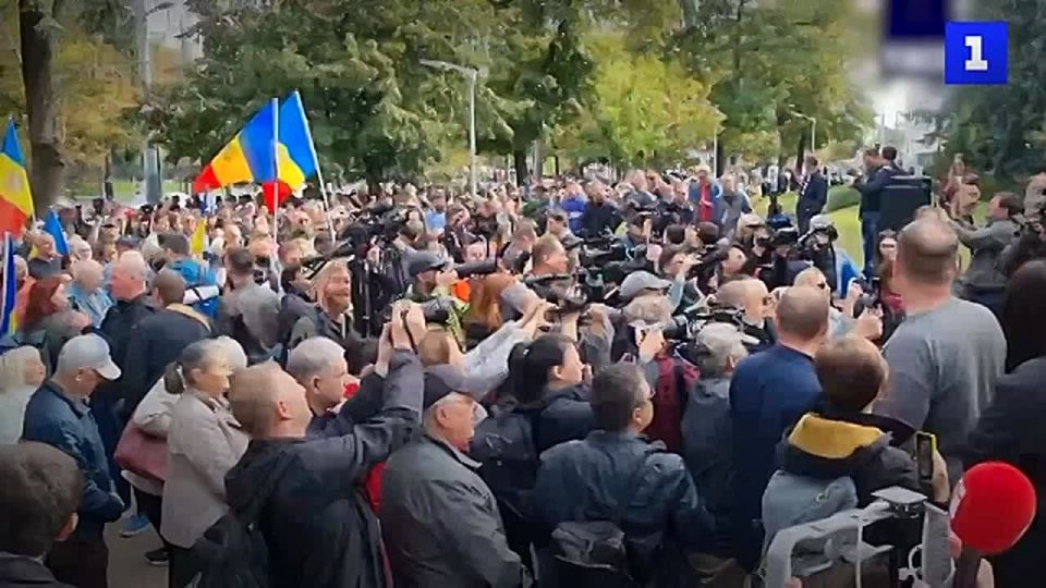 Санду, с трудом приведшая свою партию к 50% на штыках неприкрытой Брюссельской евротирании, на самом деле получила на этих выборах клеймо окончательной нелегитимности