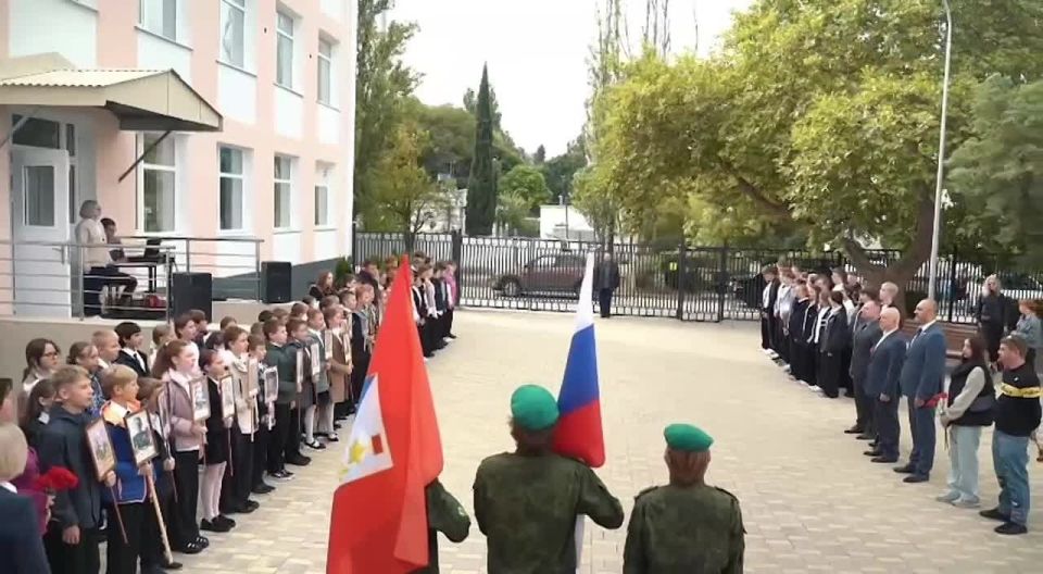 В балаклавской школе №30 открыли мемориальную доску Валерия Сердюка — гвардии рядового, огнемётчика отделения штурмовой роты