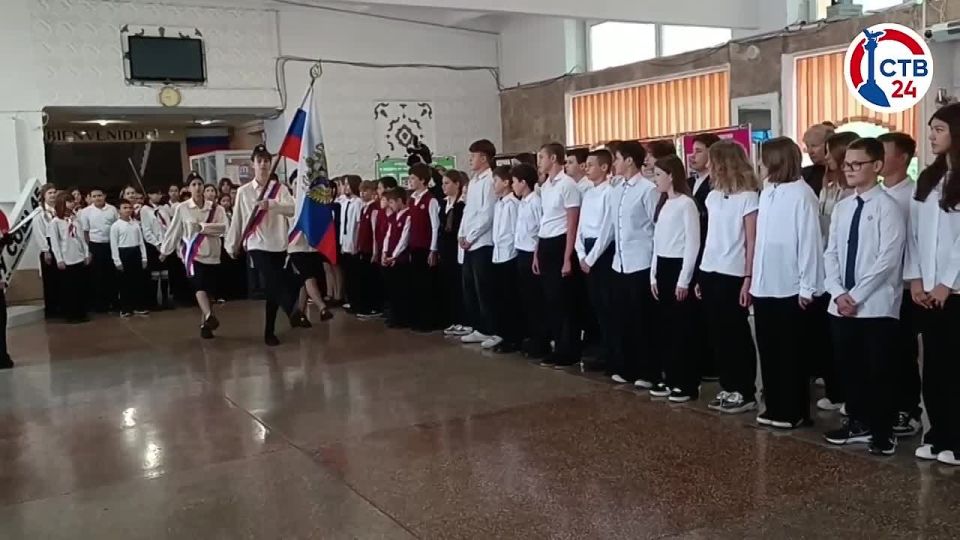 Утро в севастопольской школе №45 началось с «Разговоров о важном» на тему цифрового суверенитета России Занятие начали с торжественной линейки, гимнов и выноса флагов. Затем школьники традиционно проходят в классы, где...