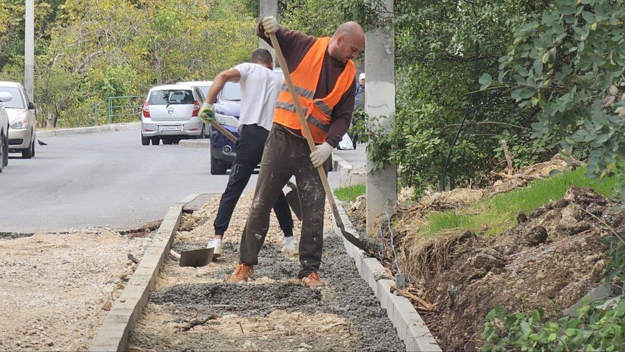 На проспекте Победы строят новый тротуар и ремонтируют внутриквартальный проезд