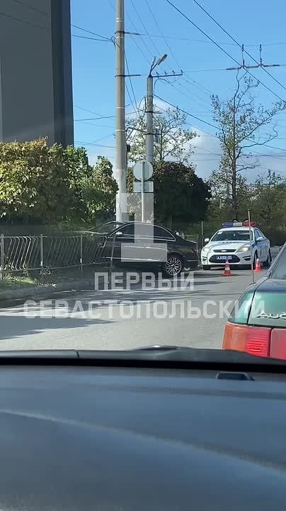 Легковушка вылетела на обочину и снесла деревья на ул. Руднева