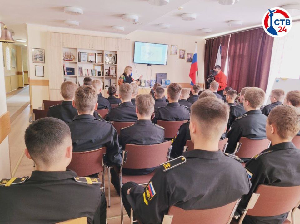 Специалисты севастопольского архива провели лекцию «Маленькие герои большой войны» для воспитанников нахимовского училища