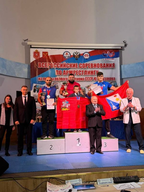 Севастопольский спортсмен везёт бронзовую медаль со Всероссийских соревнований по армрестлингу