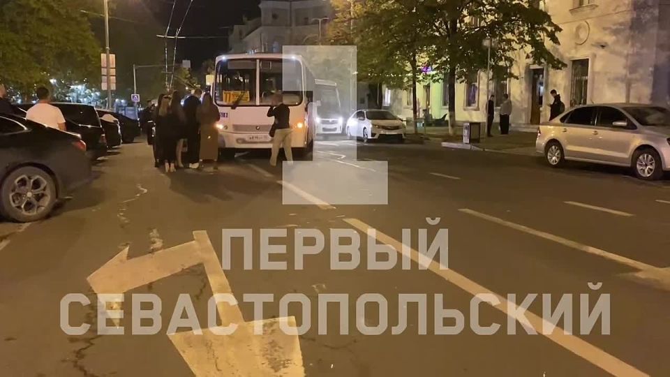 Пассажирский автобус и легковушка столкнулись возле гостиницы «Севастополь», парализовав движение общественного транспорта