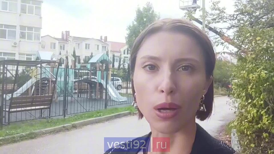 На улице Тарутинской, 60, монтируют уличное освещение