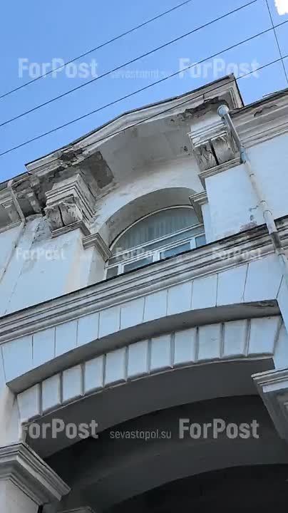 #Нам_пишут. Защитная сетка, сорванная ветром почти две недели назад, всё ещё лежит в центре города
